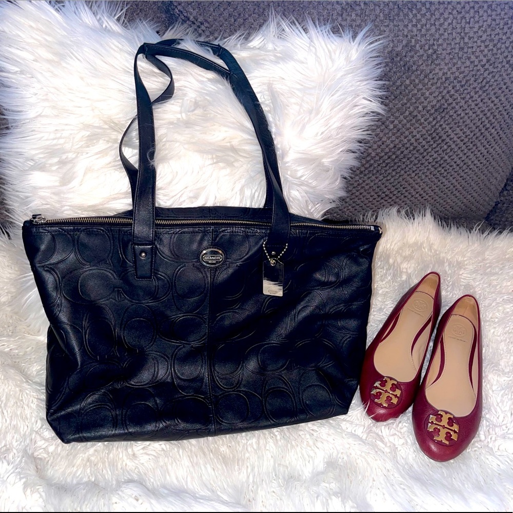 Black leather Coach tote 👛